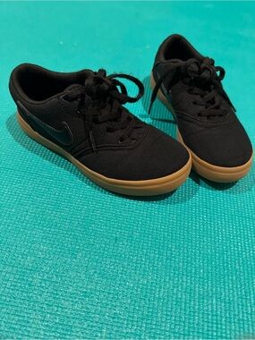 Nike Kids Black Sneakers with Gum Sole
